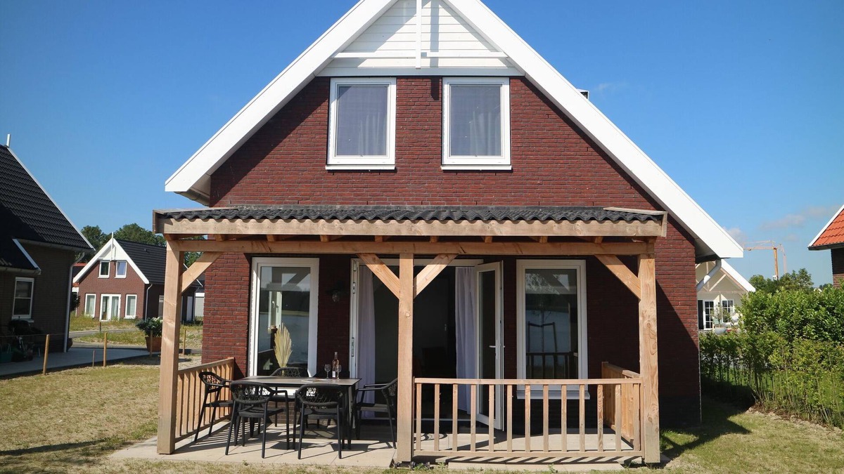 Municipality of Nissewaard House | Lakeview villa with swimming and fishing pier