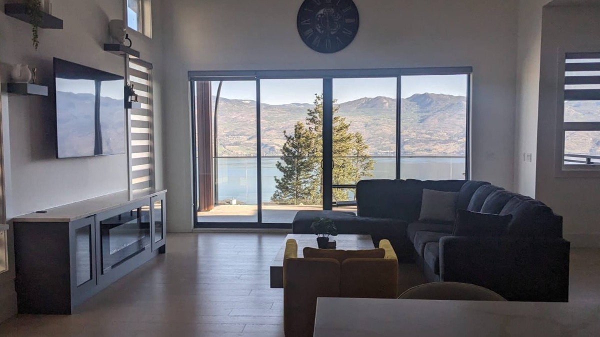 Central Okanagan House | Lakeview Vineyard Estate/Hot tub & Snooker/Games Room