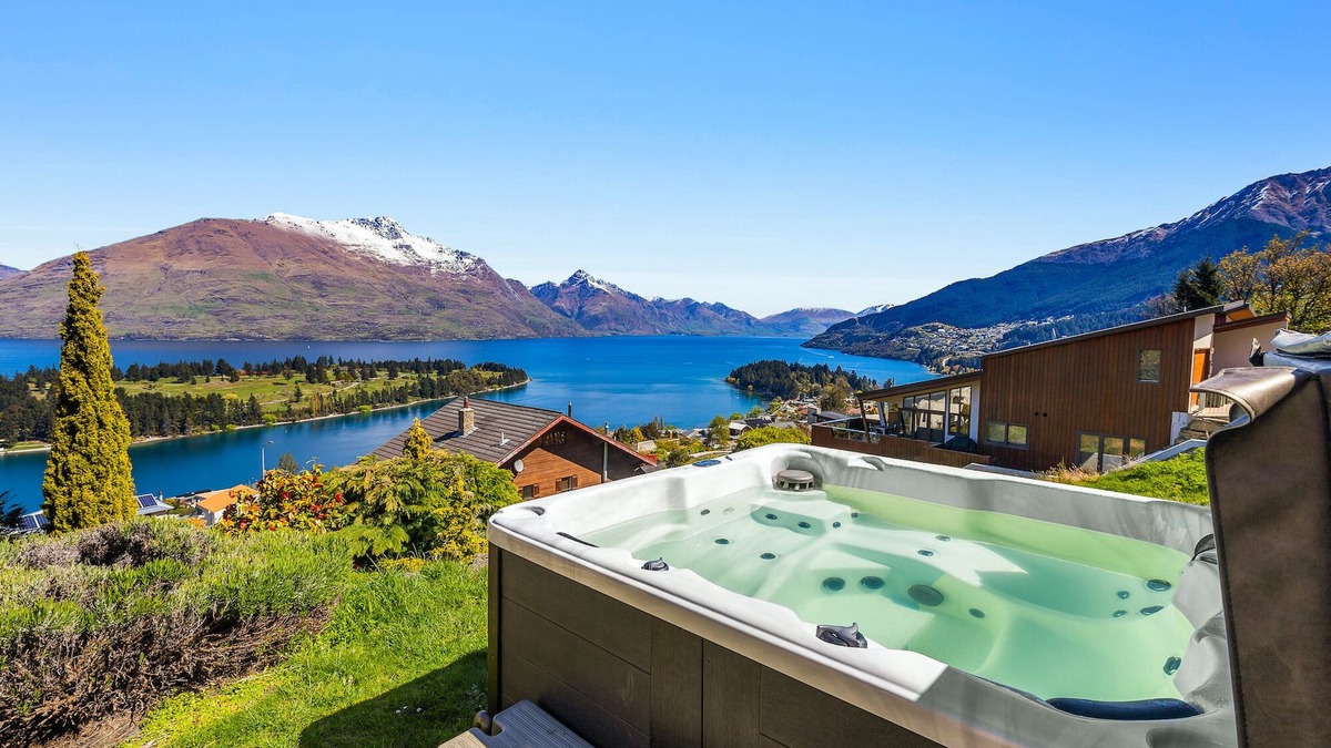 Queenstown House | LAKEVIEWS FROM SPA - PANORAMIC VIEWS, CLOSE TO TOWN, 3X ENSUITES, SKI-FIELDS