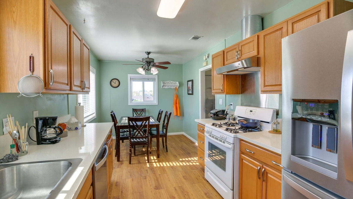 Harbor House | Lakewood Home ~ 5 Mi to Knott’s Berry Farm!
