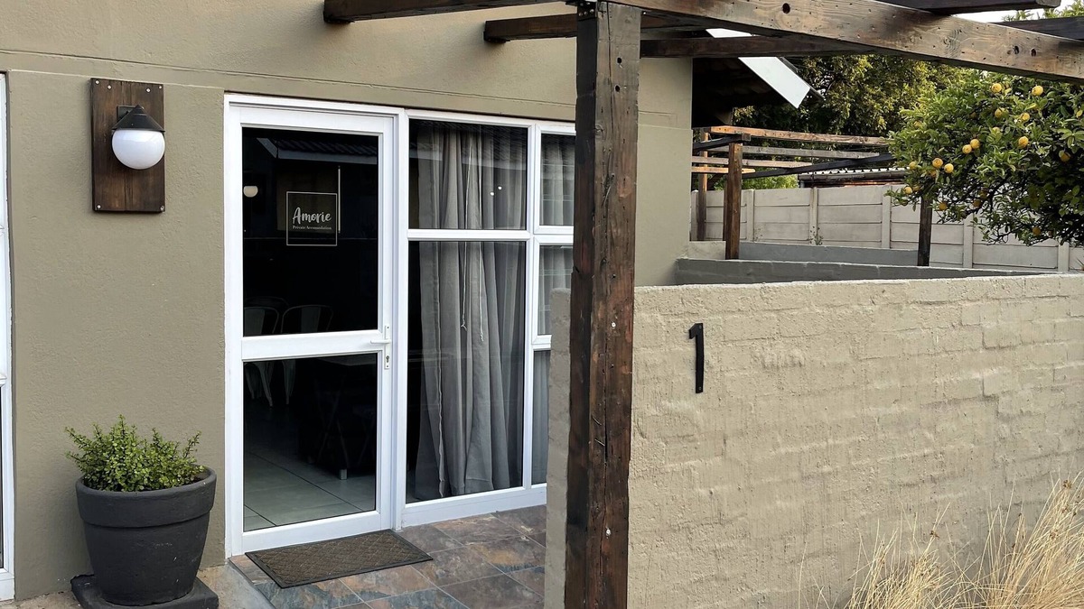 Kempton Park Bed & Breakfast | L’Amorie, stylish, secure & safe, 10 min to OR Tambo international
