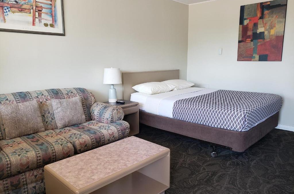 Three Hills Hotel | Lamplighter Inn