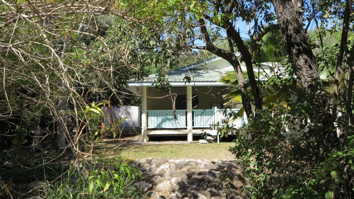 Arcadia Cottage | Lana's Cottage - Delightful, centrally located and spacious island cottage in tropical surrounds