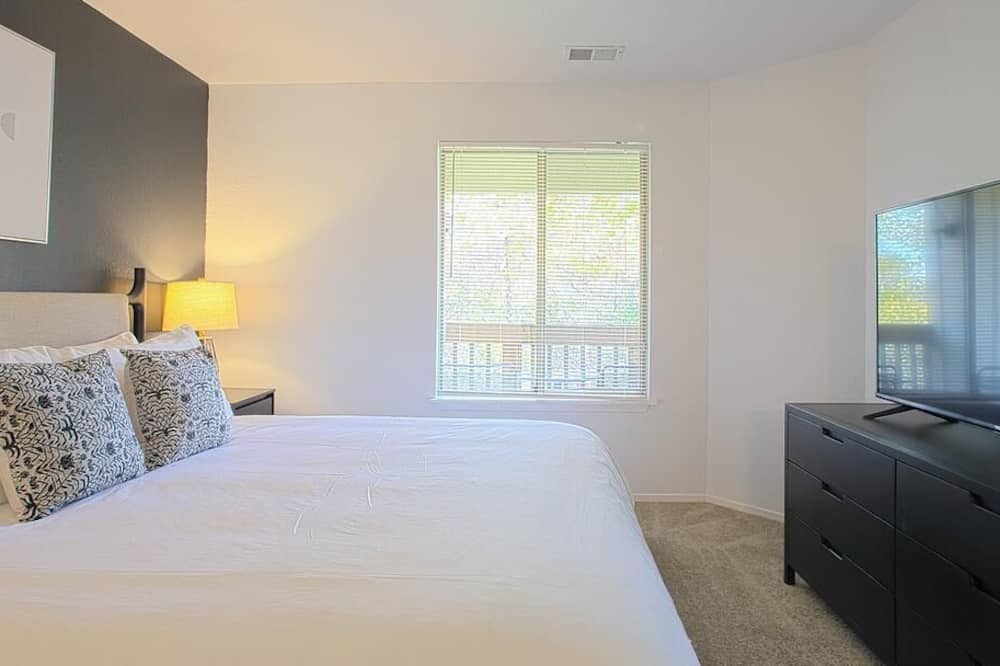 Clarkston Apartment | Landing at Hidden Lakes - 2 Bedrooms in Independence Charter Township