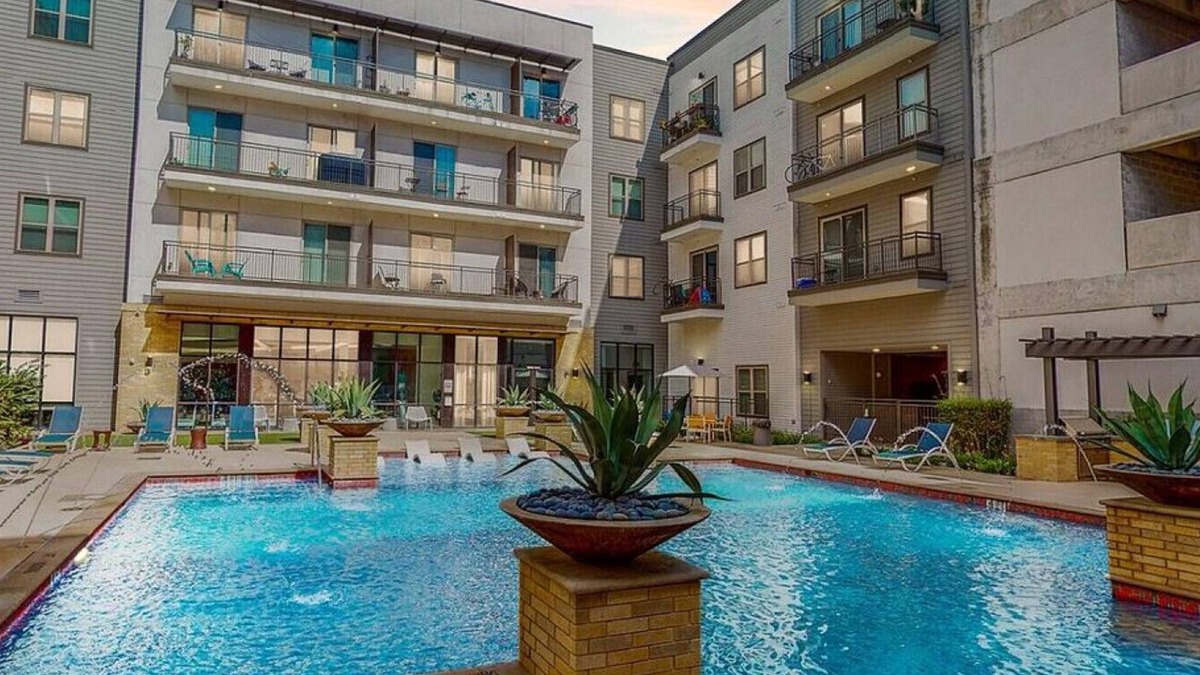Near East Side Apartment | Landing at Rivera on Broadway - 1 Bedroom in Downtown