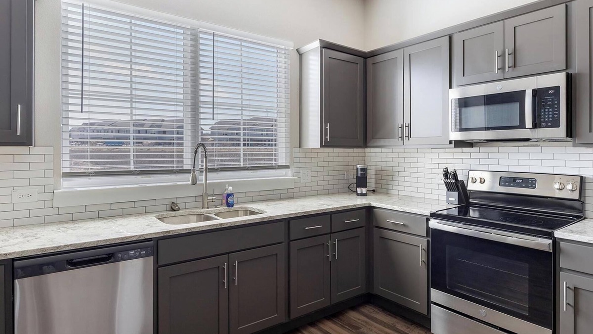Weatherford Apartment | Landing at Stone Lake Townhomes - 3 Bedrooms in.