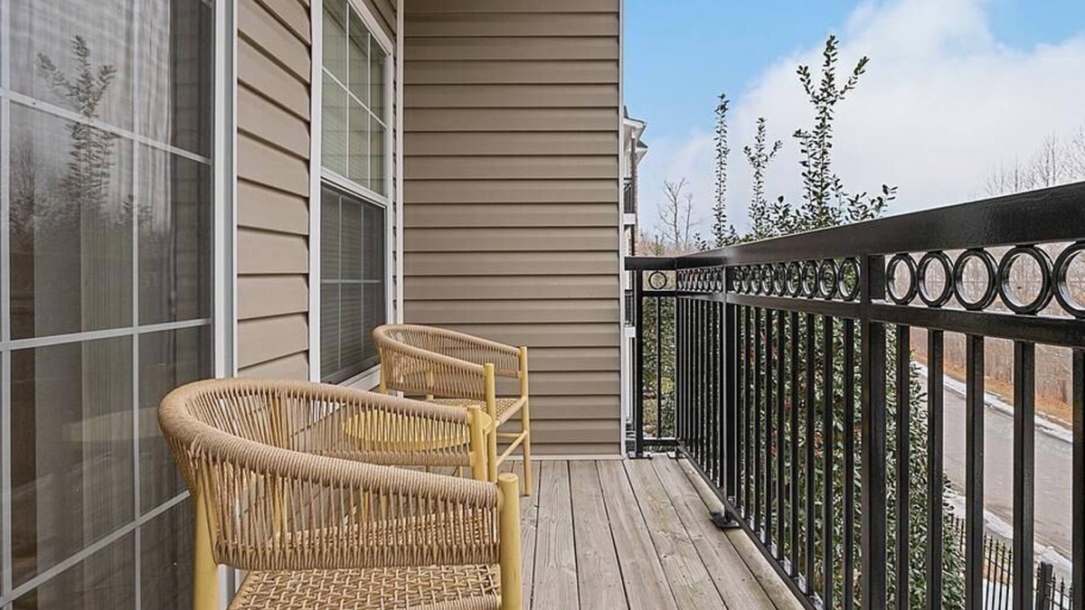 Winston - Salem Apartment | Landing at The Crowne Polo Apartments - 1 Bedroom in Downtown Winston Salem
