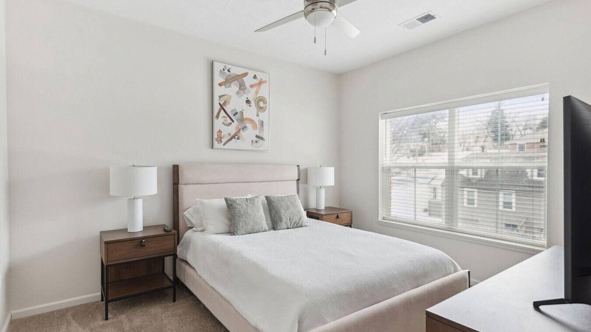 Dundee-Happy Hollow Historic District Apartment | Landing at The Duke of Omaha Apartments - 1 Bedroom in Dodge Street Corridor