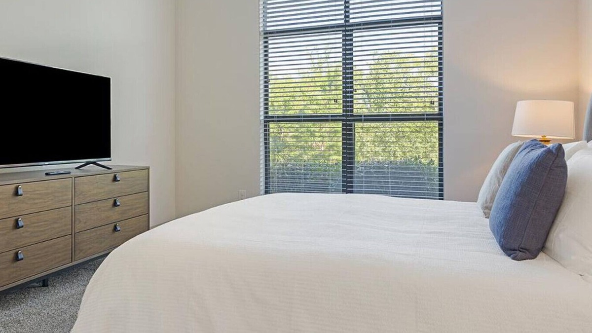 Garland Apartment | Landing at The Hendry - 2 Bedrooms in Downtown Garland
