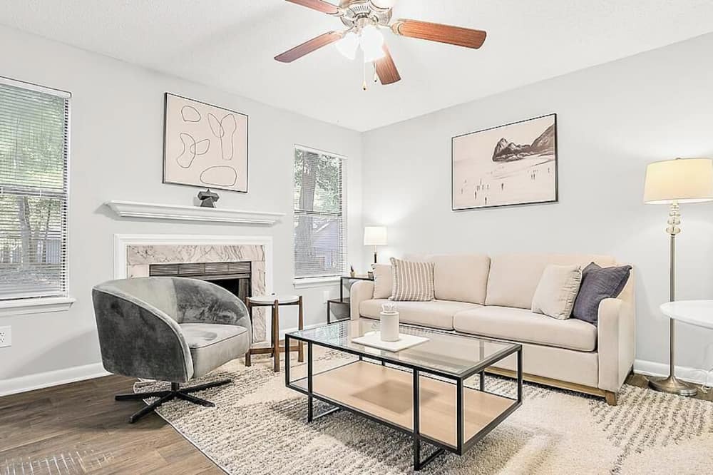 New Irving Park Apartment | Landing at The Pointe at Irving Park Apartment Homes - 1 Bedroom in New Irving Park