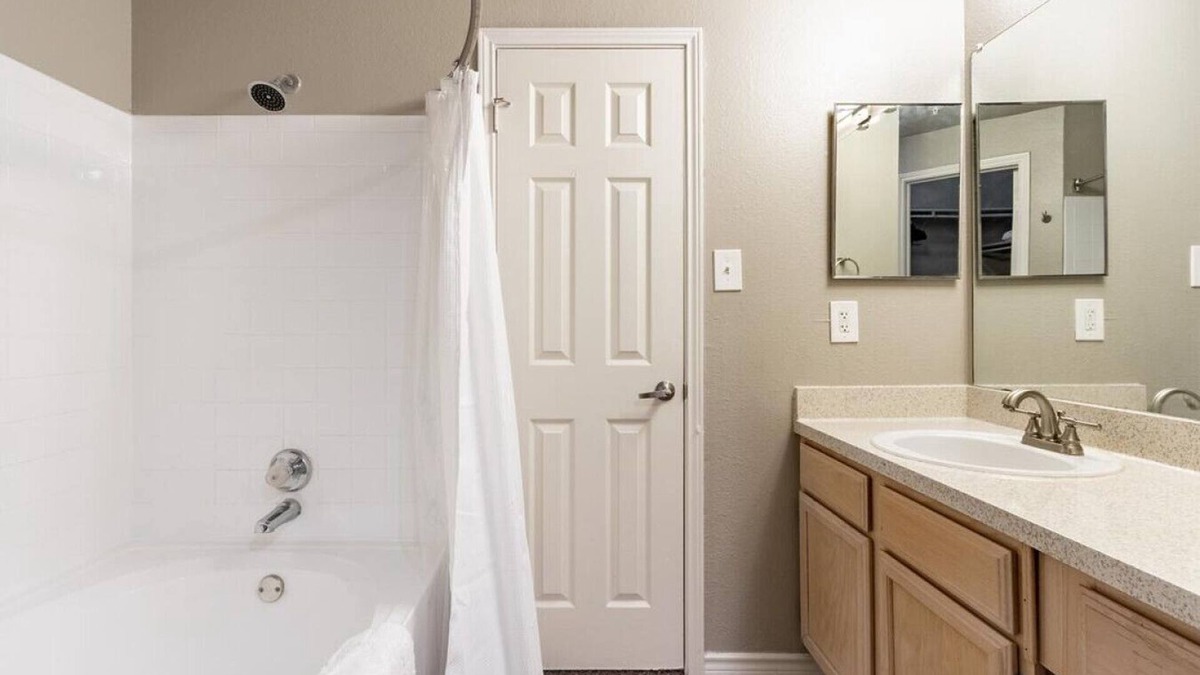 Las Colinas Apartment | Landing at The Station at MacArthur - 1 Bedroom in Las Colinas