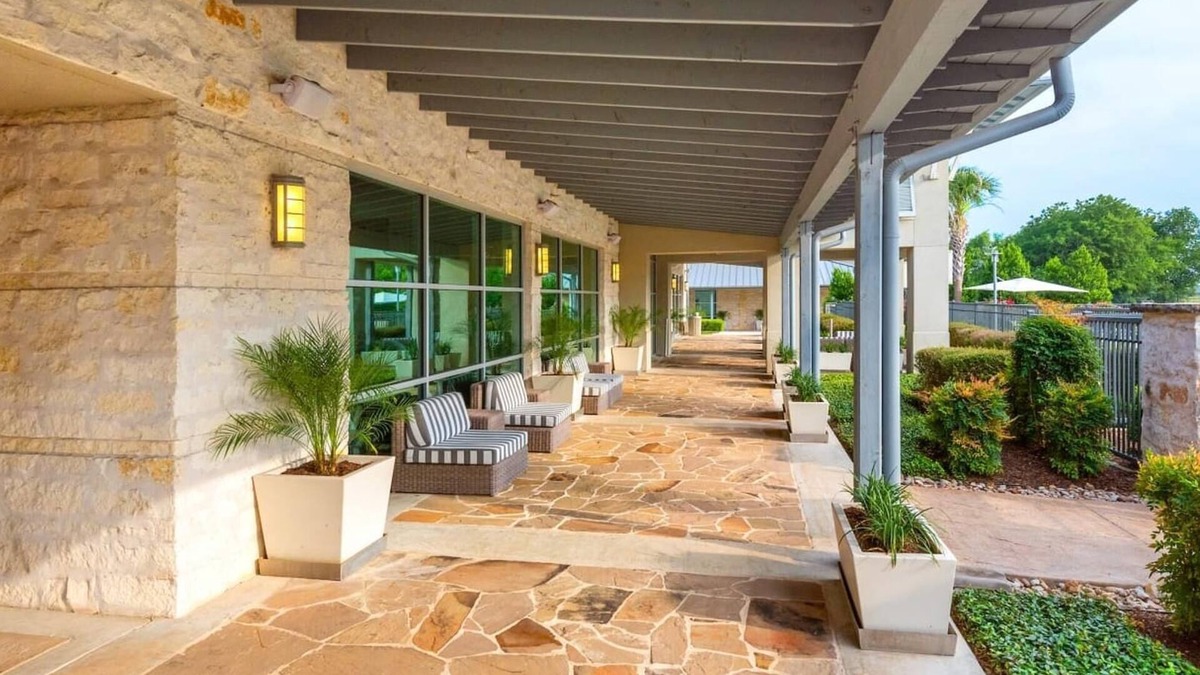 Buda Apartment | Landing | Beautiful 1BD, Clubhouse, Pool