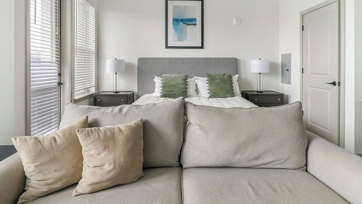 Northside Apartment | Landing | Incredible Studio, Pool, Gym