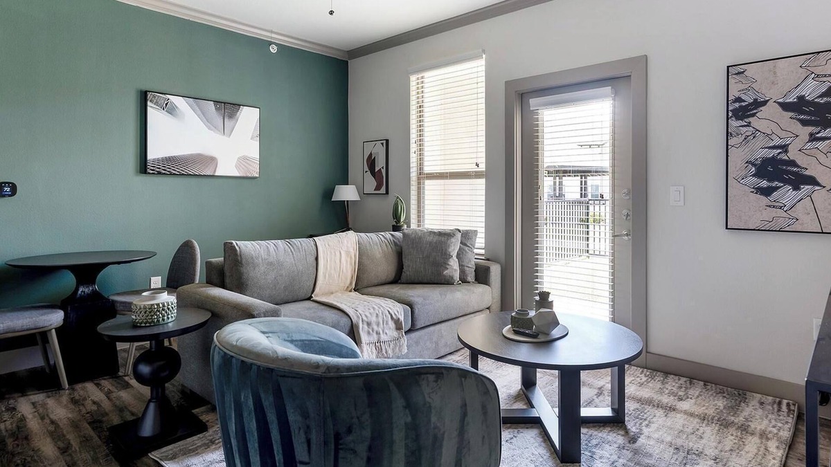 Manor Apartment | Landing | Modern 1BD, Gym, Courtyard