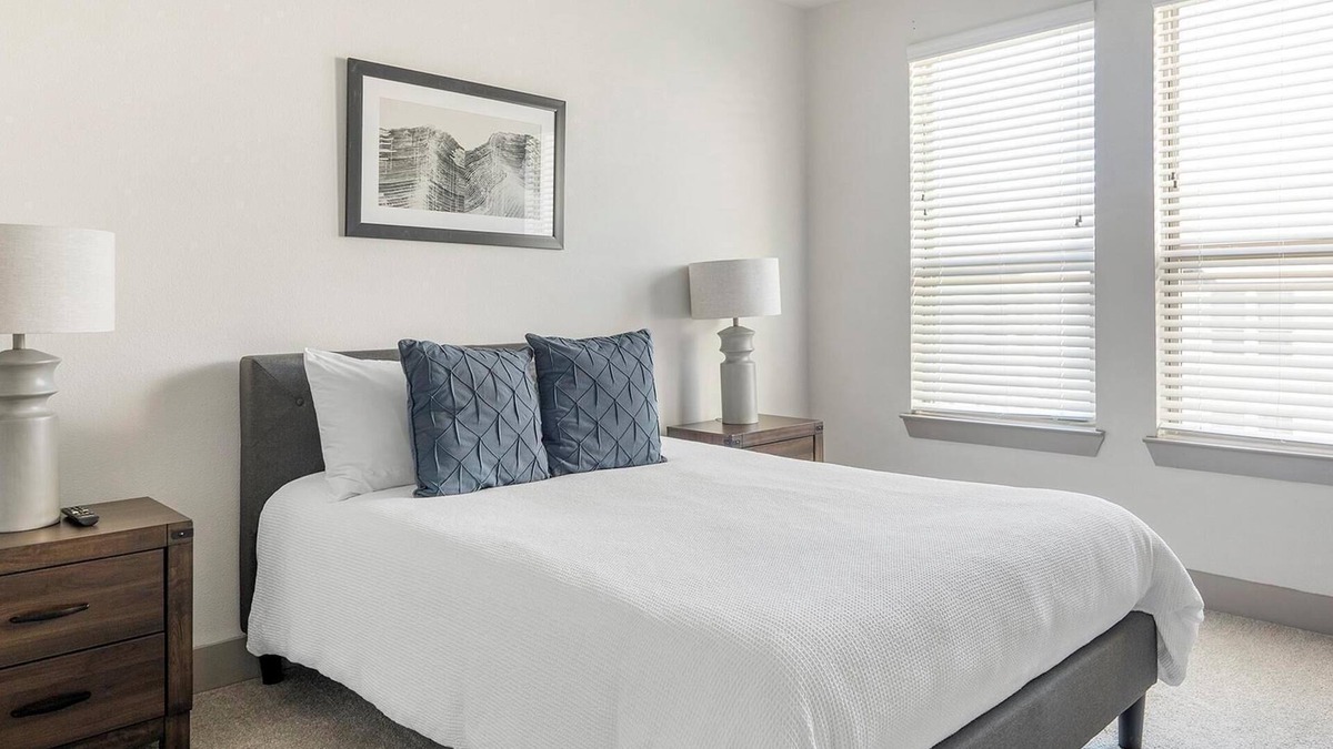 Manor Apartment | Landing | Modern 1BD, Pool, Courtyard