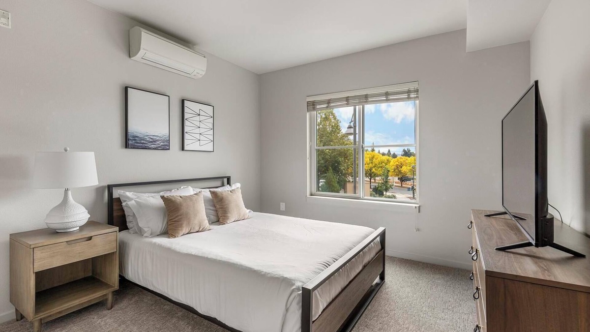 Hayden Island Apartment | Landing | Modern 2BD, Clubhouse, Courtyard