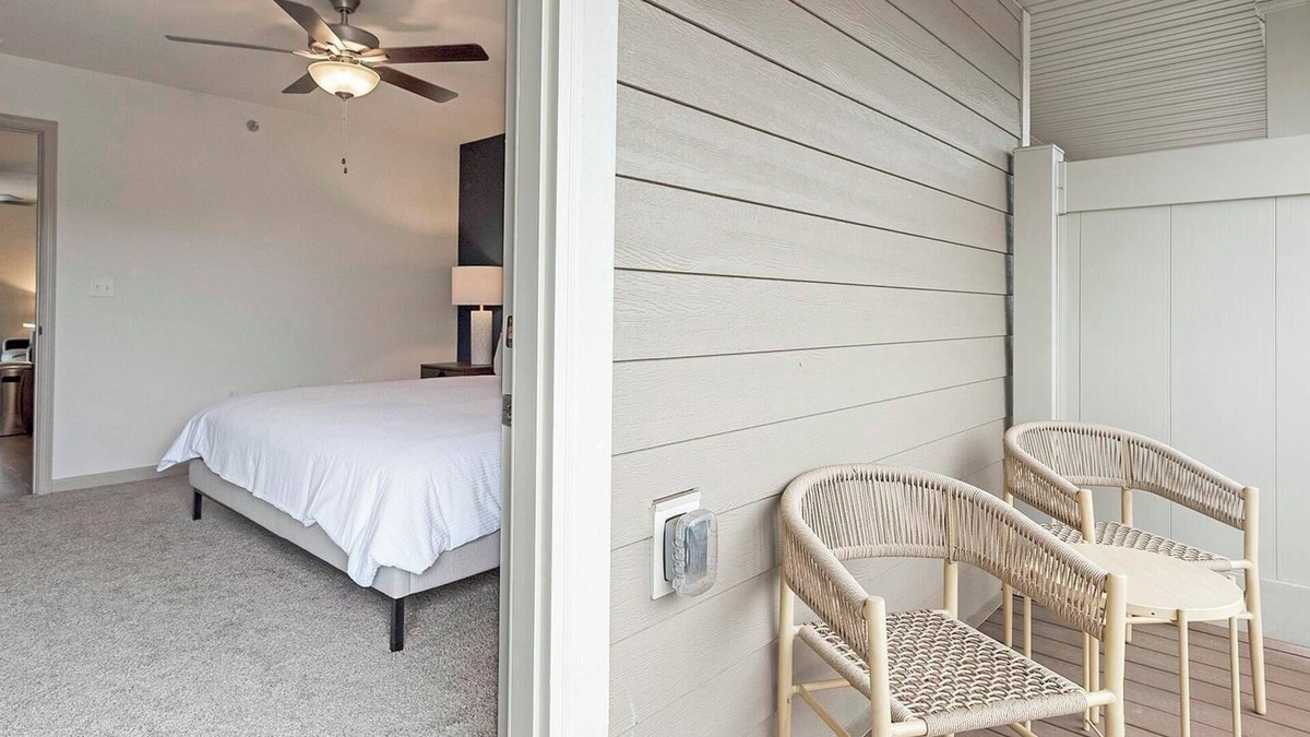 Lyman Apartment | Landing | Modern 2BD, Gym, Pool