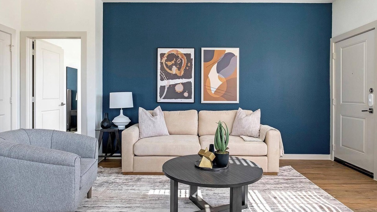 Waller Apartment | Landing | Modern 3BD, Pool, Gym