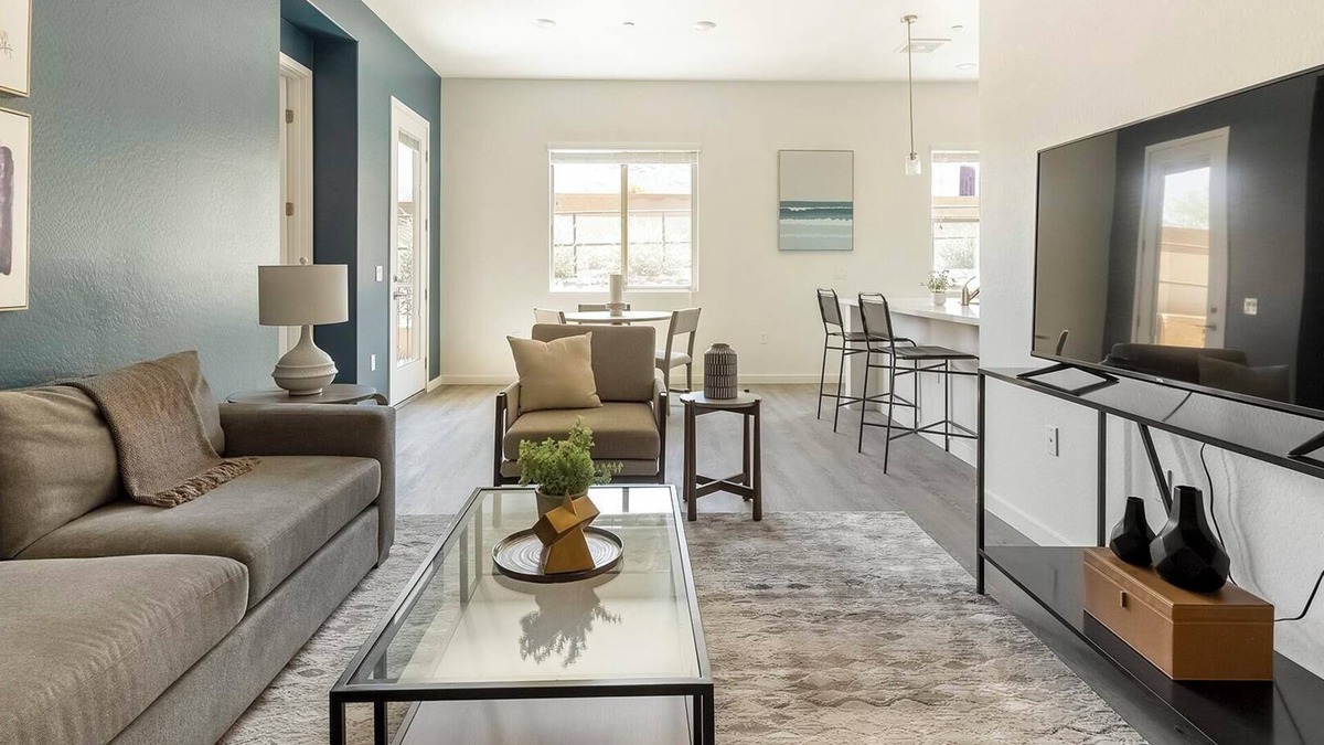 Oro Valley Apartment | Landing | Spectacular 2BD, Pool