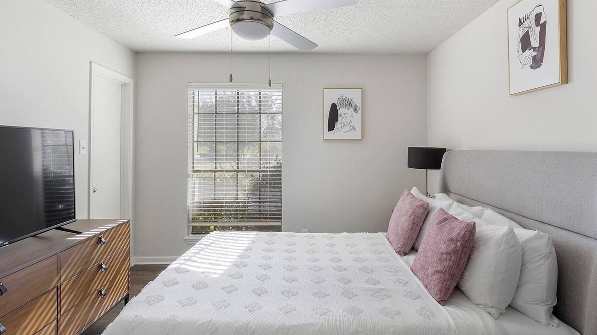 Denton Apartment | Landing | Stunning 2BD, Courtyard, Gym