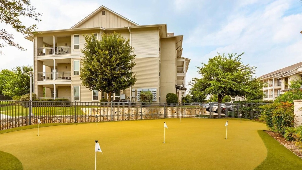 Buda Apartment | Landing | Stylish 2BD, Pool, Clubhouse