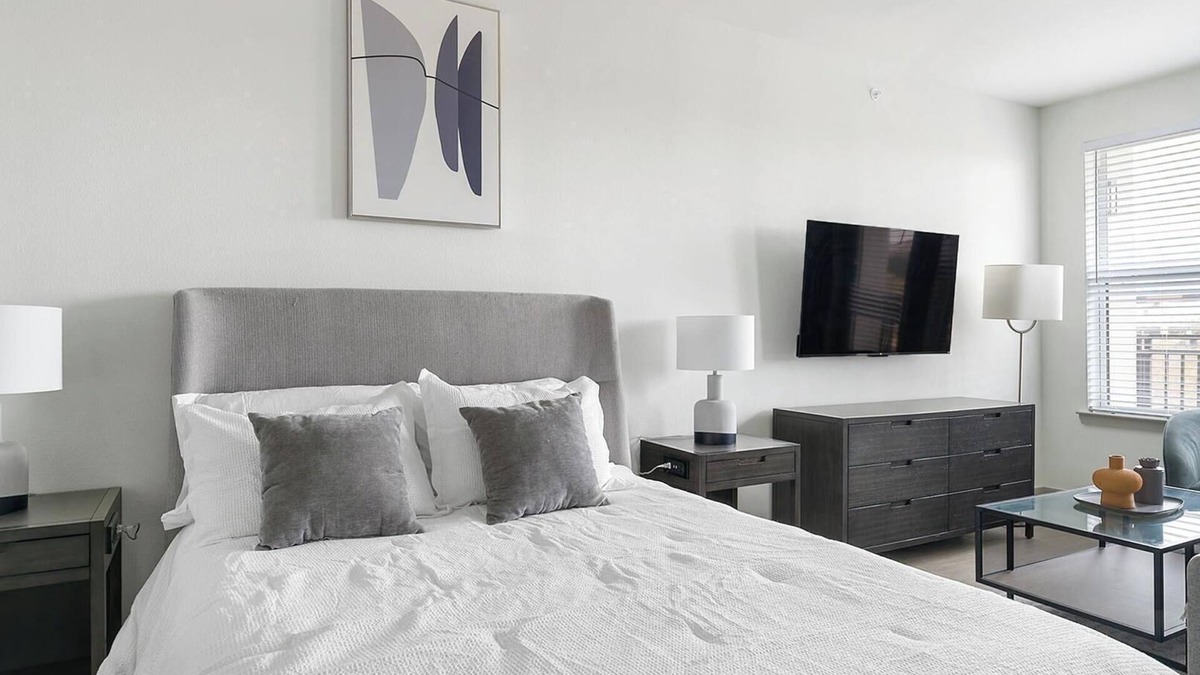 Northside Apartment | Landing | Stylish Studio, Gym, Pool