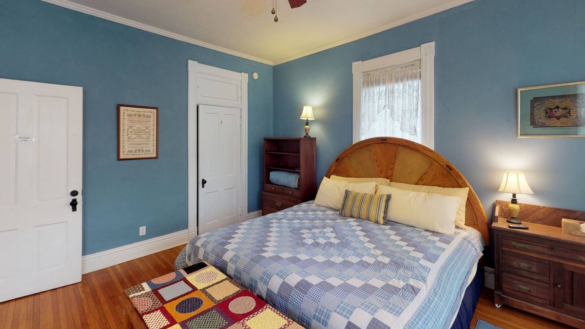 Nelsonville Bed & Breakfast | Lane Room in Historic Primrose Bed & Breakfast in downtown Nelsonville!