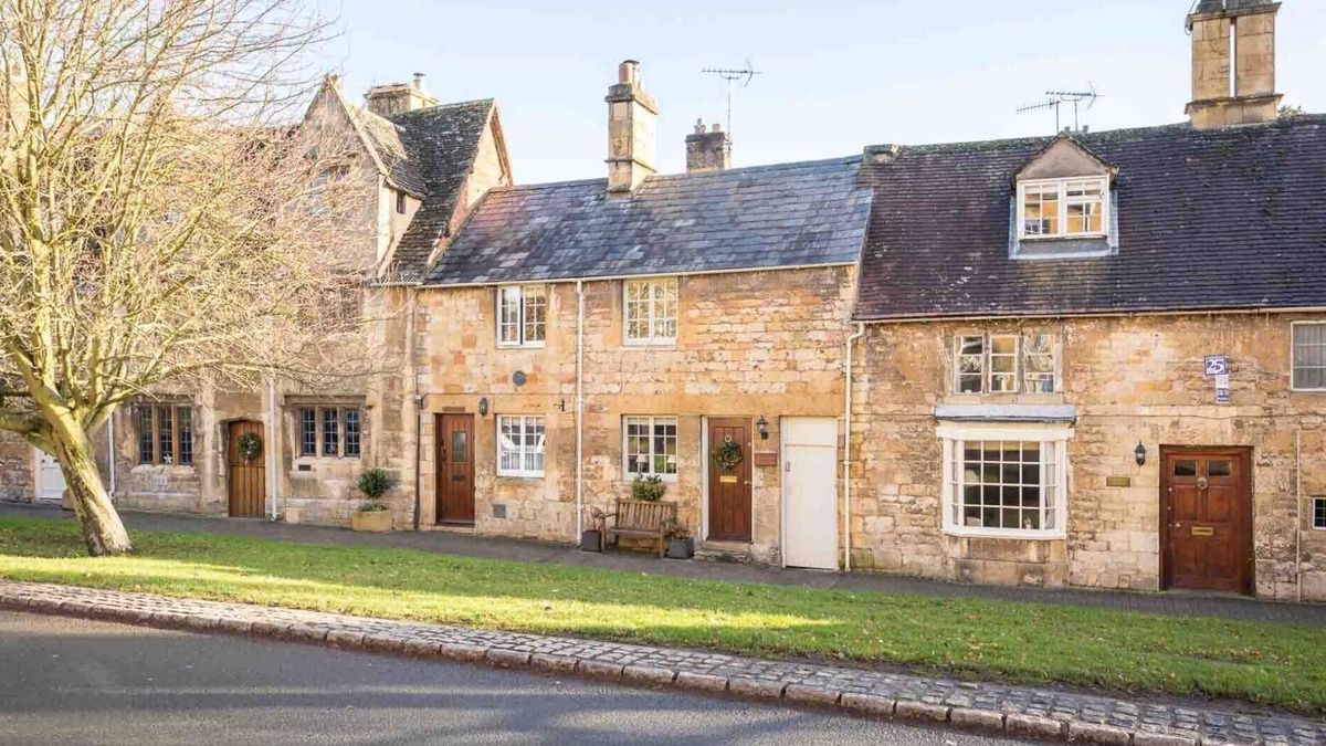 Chipping Campden Cottage | LANES COTTAGE, pet friendly, with open fire in Chipping Campden