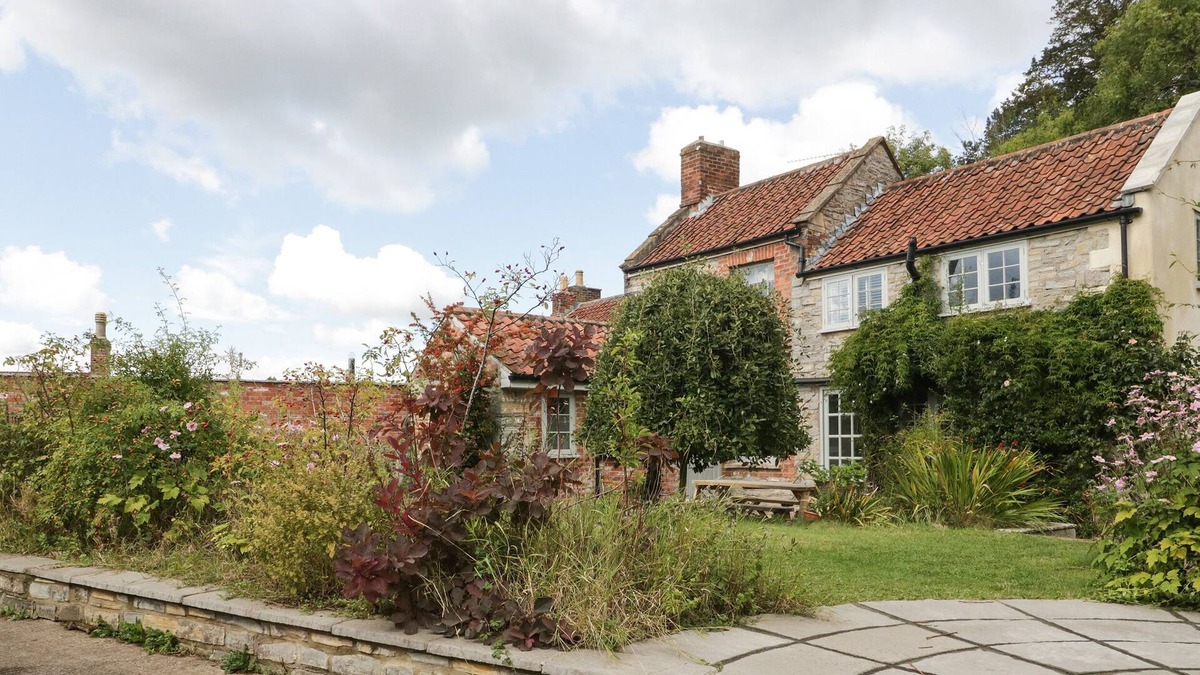 Glastonbury Cottage | LANTERN COTTAGE, family friendly, with open fire in Glastonbury
