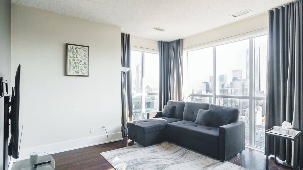 Toronto Entertainment District Hotel | Lanterra Downtown 1-bedroom. 2 bed, across CN Tower with parking