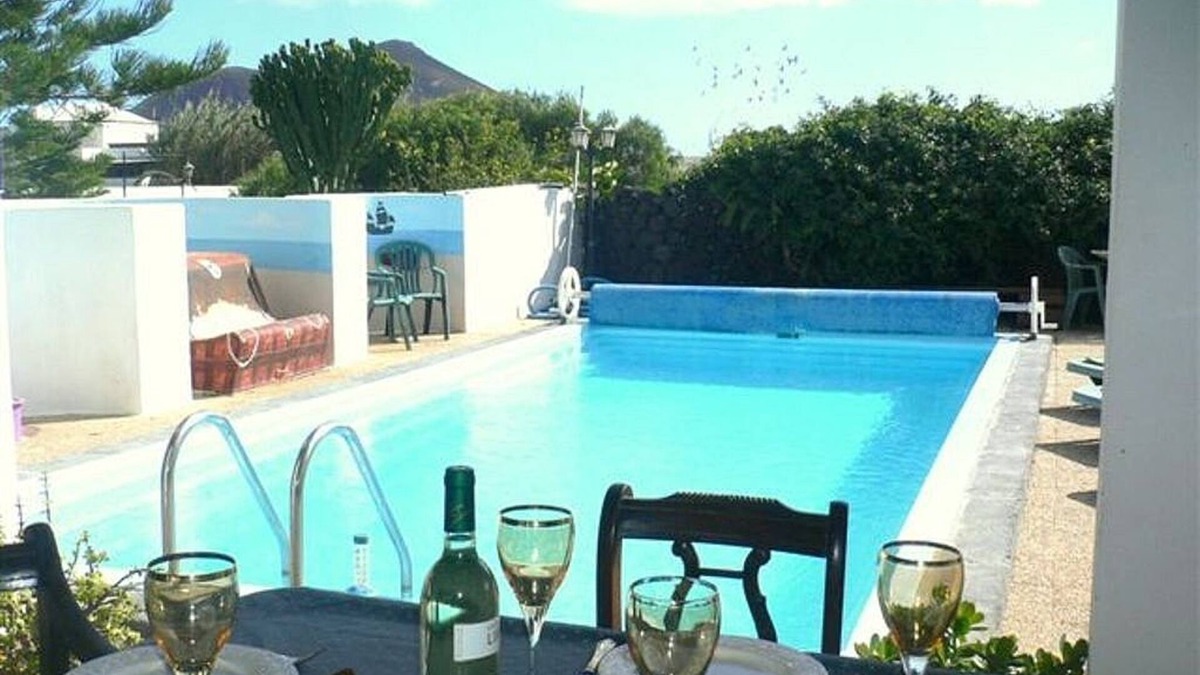 Teguise Villa | Lanzarote Rural Villa. Heated Pool, Free WiFi, TV package. Enclosed Gardens.