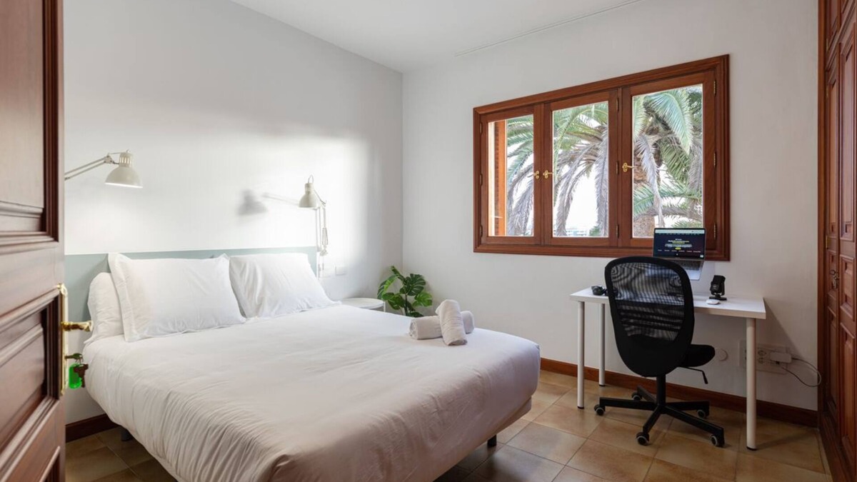 Las Palmas de Gran Canaria House | Large Villa in Ciudad Jardin