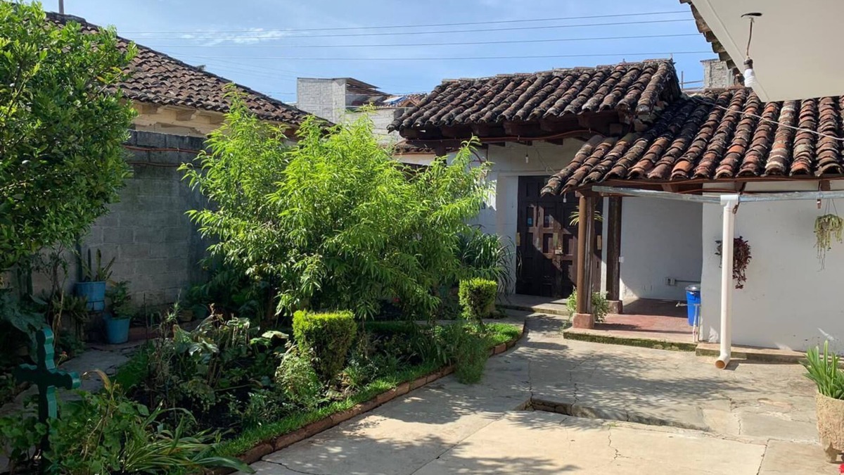 Del Cerrillo House | Large colonial house with garden in downtown area