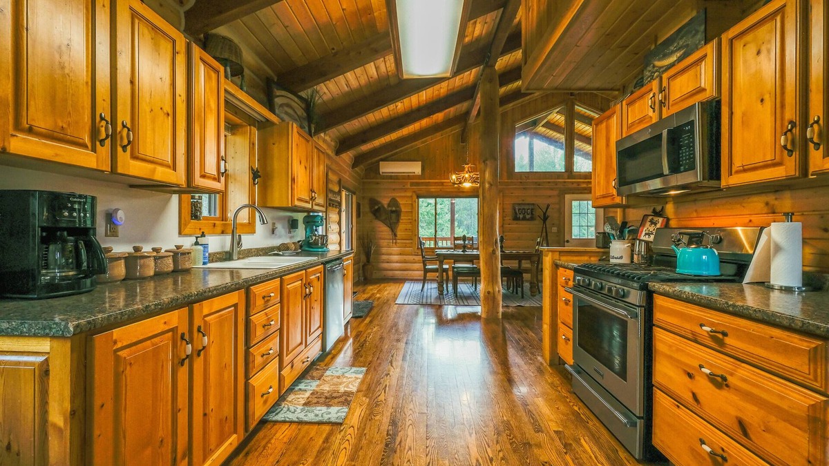 Eureka Cabin | Larch Lodge – 3 BDR Secluded Log Cabin & Pet Friendly!