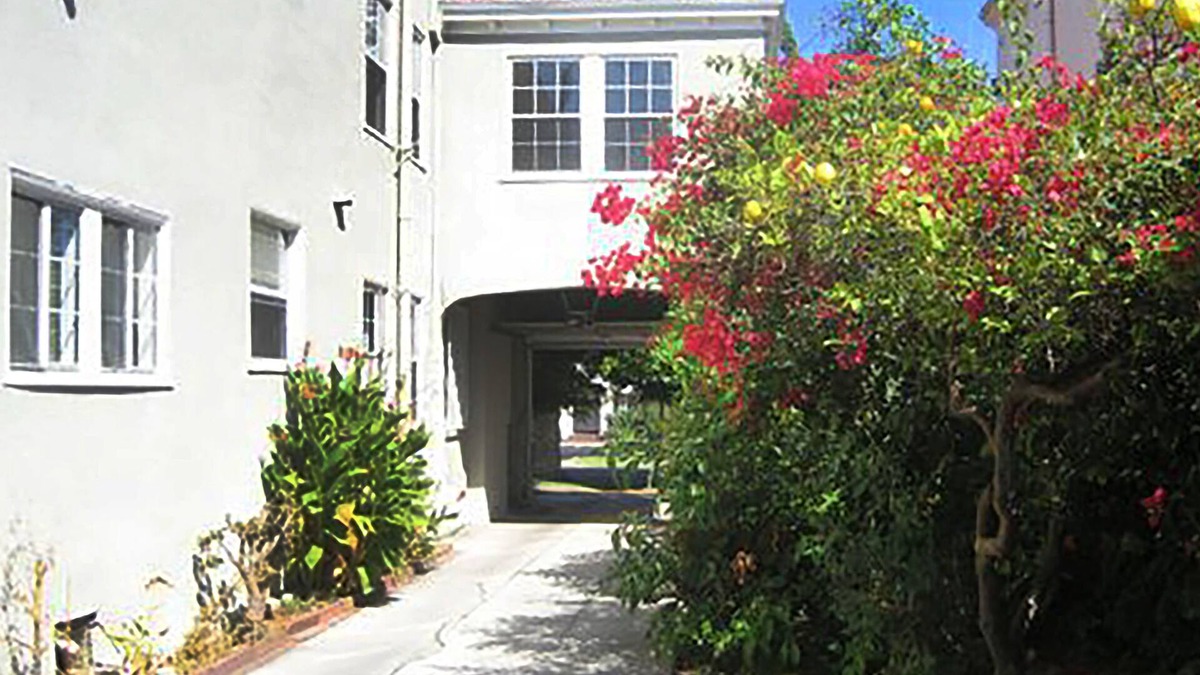 Larchmont House | Larchmont Village Hancock Park Hollywood 4 bedroom 3BA duplex Centrally located