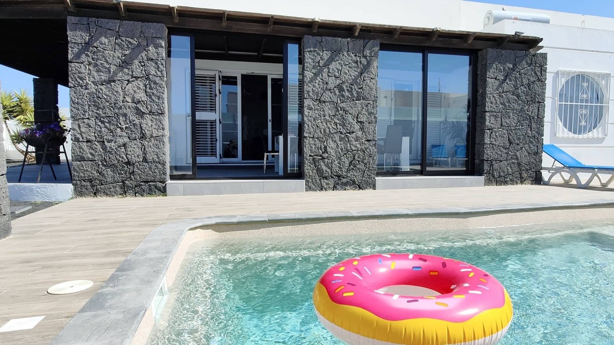 Playa Blanca Villa | Large 15 ppl. villa with garden and heated pool near the center of Playa Blanca