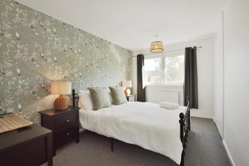 Hereford House | Large 2-br City Home Free Parking Sleeps 6