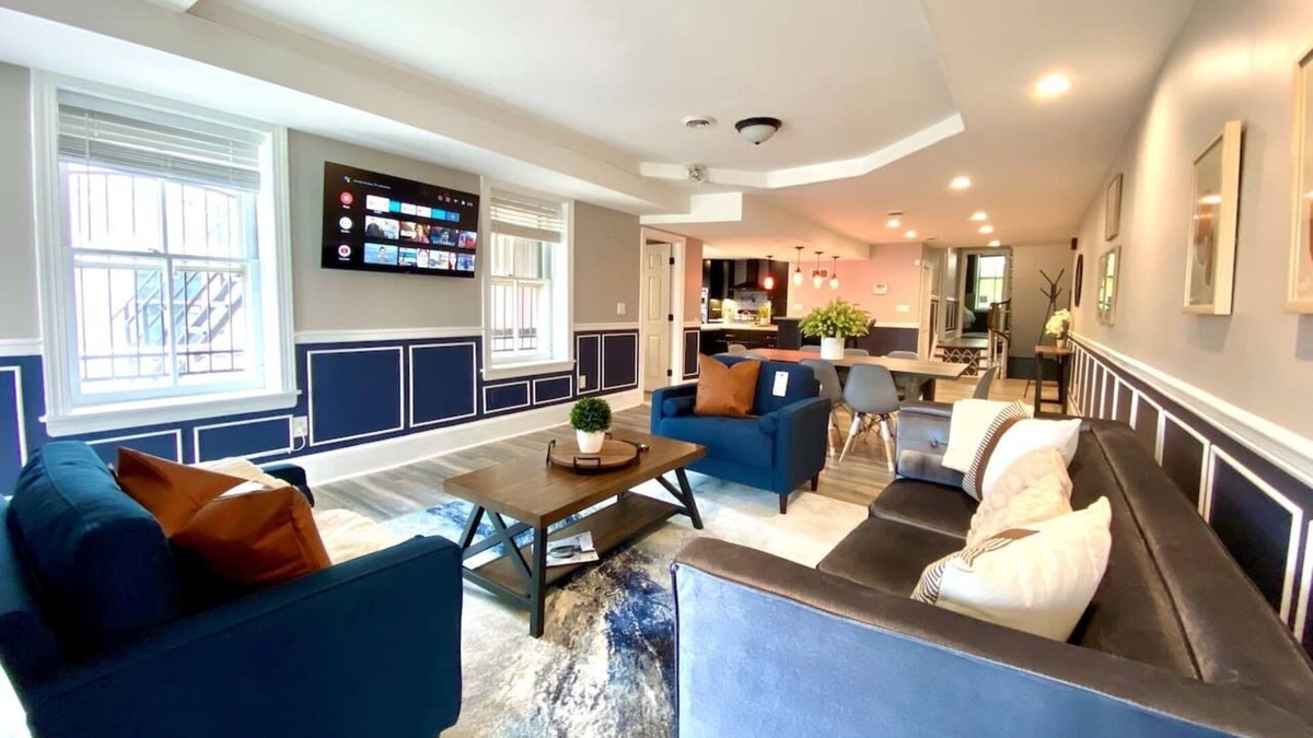 Downtown Wilmington Apartment | Large 2-Level 5 BR Apartment
