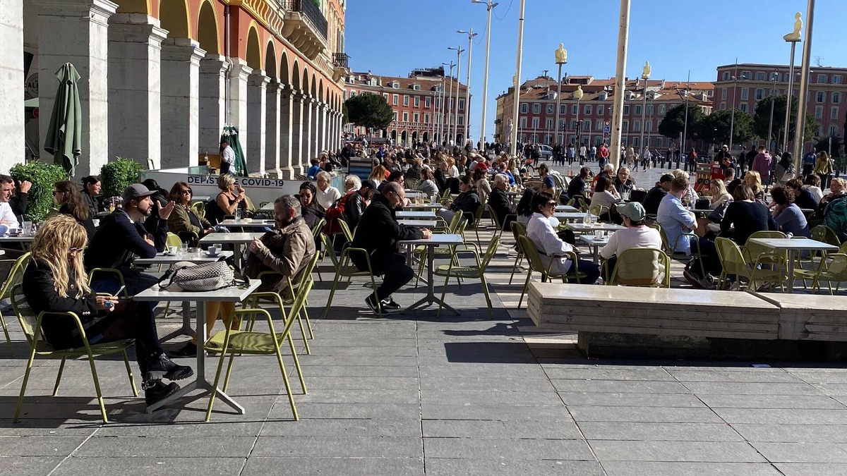 Jean-Medecin Apartment | Large (2 sitting rooms) Central property seconds from Nice Beach.