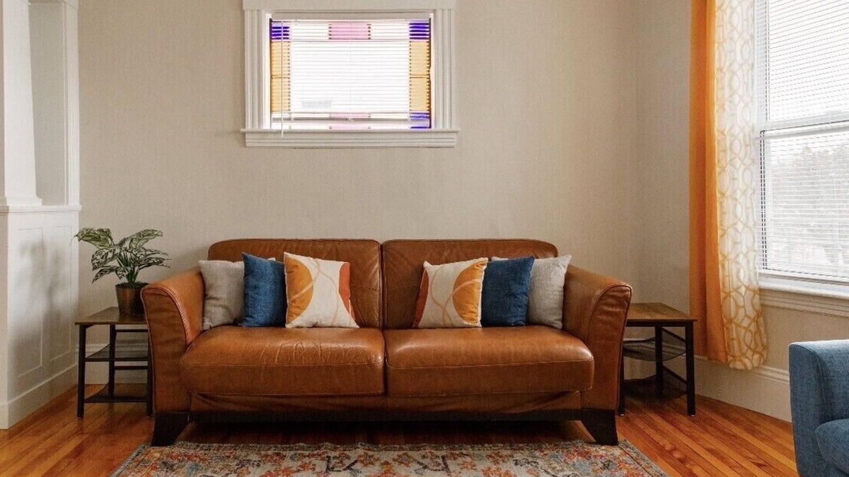 Union HIll Apartment | Large 3BR APT w/enclosed front porch Close to Polar Park, palladium, WPI, DCU