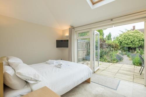 Cambridge House | LARGE 4 bedroom Home with Garden and Free Parking