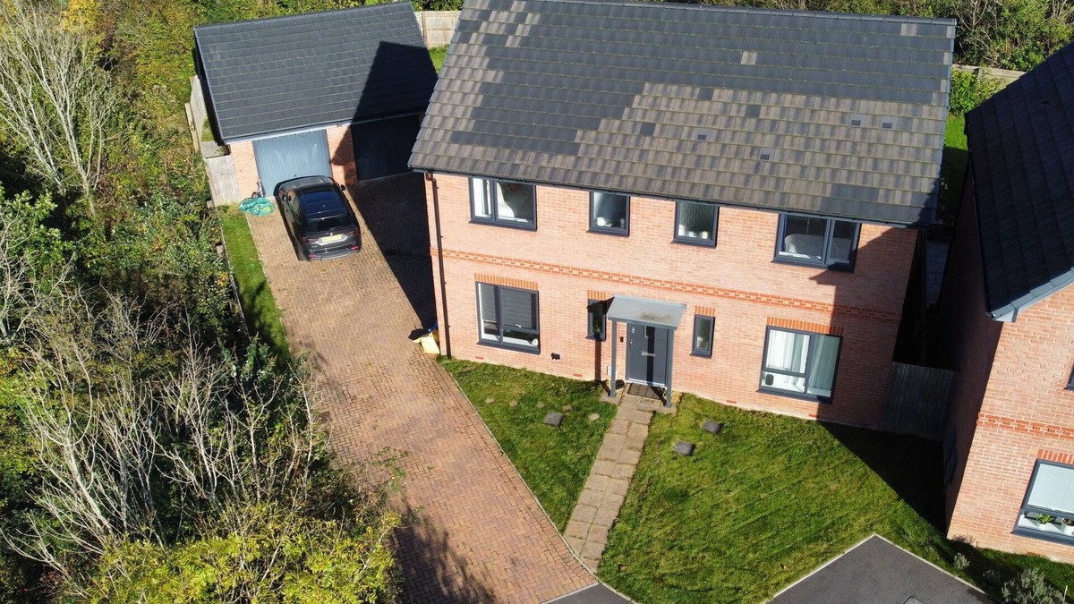Dinas Powys House | Large 4 Bedroom House - 15 Mins to Cardiff Central