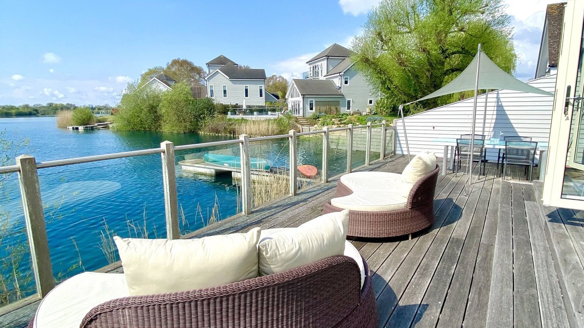 South Cerney Cabin | Large 4 Bedroom Lakeside Holiday lodge in the Cotswold. Sleeps 8-10