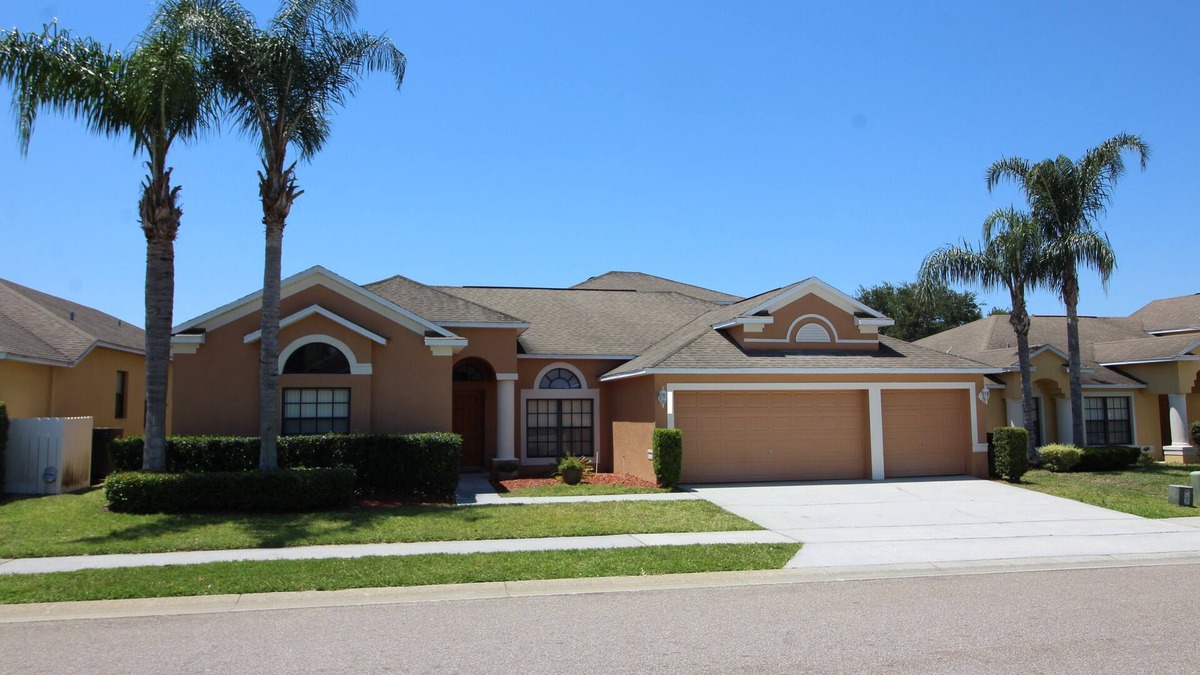 Legacy Park House | Large 5 bed villa with pool, games room & excellent privacy
