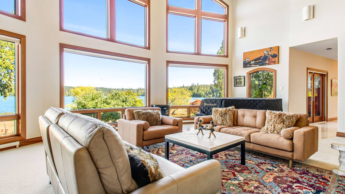 Kingston House | Large 6,600 sq. ft. home with swim spa, tanning bed, jacuzzi, red light & kayaks