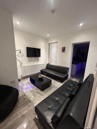 Watford House | Large 6 Bed 6 Bathroom House - Ideal For Families, Large Groups, Contractors & Business Travellers