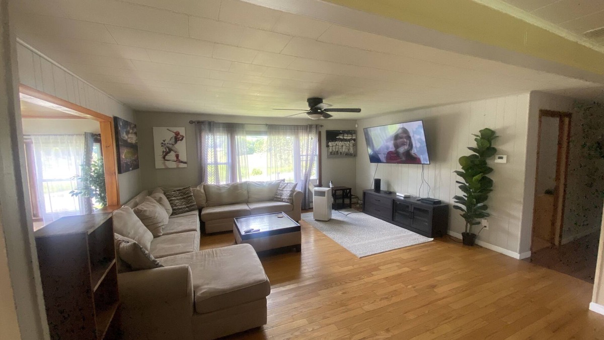 Cooperstown House | Large 6 bedroom, Big Yard, Three miles to Dreams Park