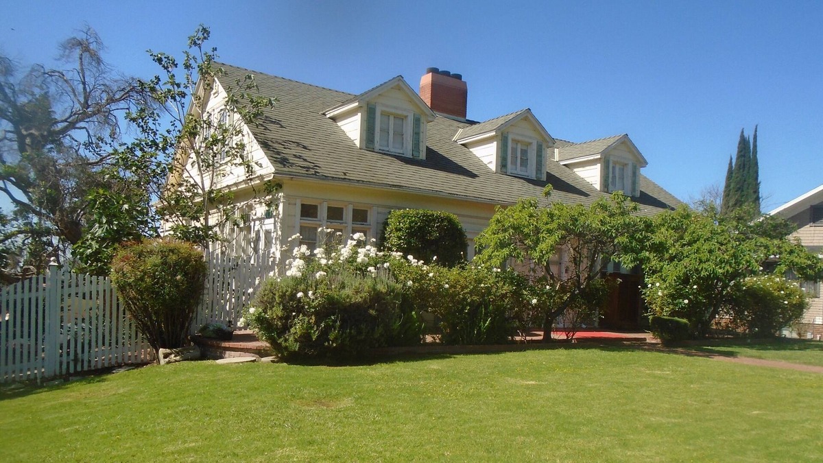Glenwood House | Large 6 Bedroom home Beverly Hills area of Glendale, sleeps 12, with pool