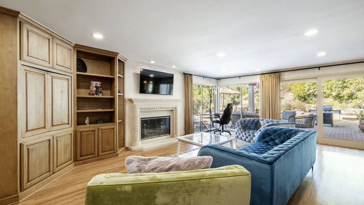 Woodland Hills House | Large 6 Bedroom House, Great Location and Valley Views