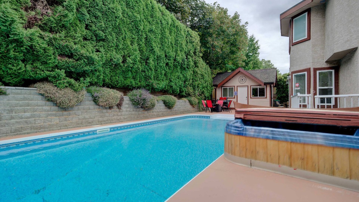 Fleetwood House | Large 8 BDRM, AC, sleeps 22, pool, hot tub, pool table